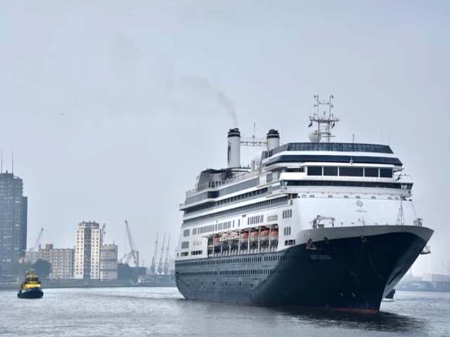ms Amsterdam van de Holland America Line aan de Cruise Terminal Rotterdam